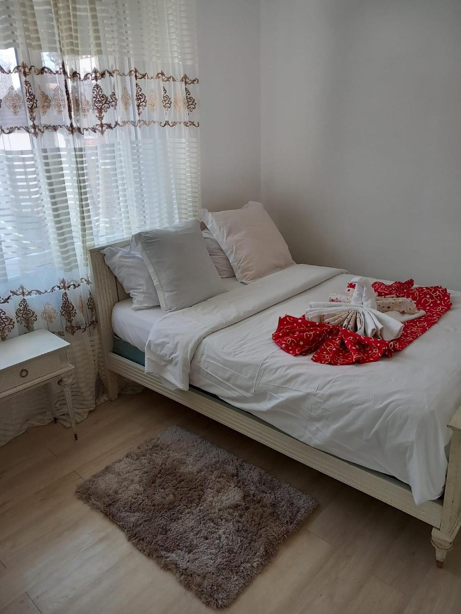 Les Jardins Secrets Villa Ромили-сюр-Сен Екстериор снимка