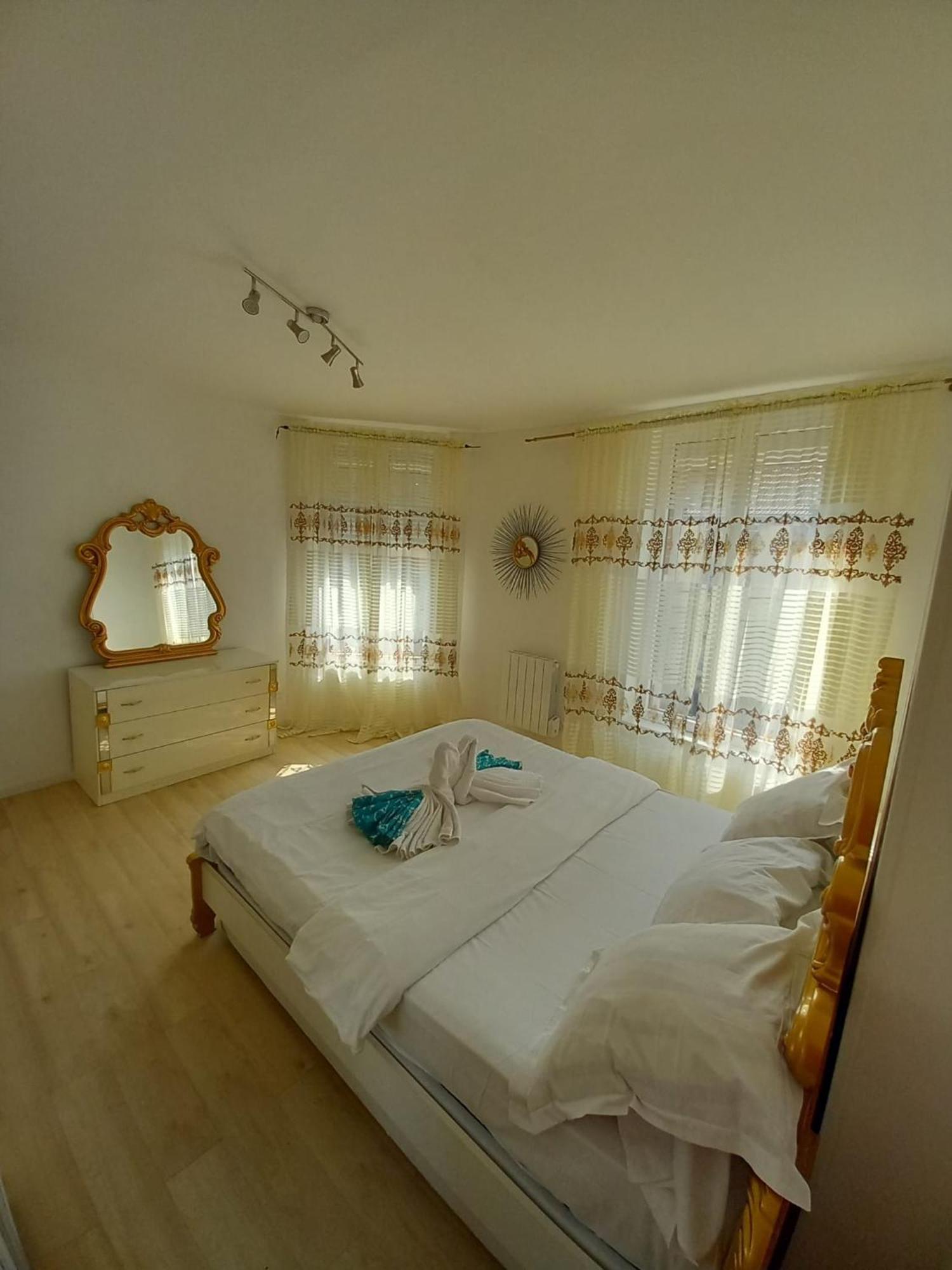 Les Jardins Secrets Villa Ромили-сюр-Сен Екстериор снимка